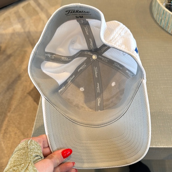 Casquette Titleist Blanche Ajustable – Taches Et Logo Han-Dee Hugo’s